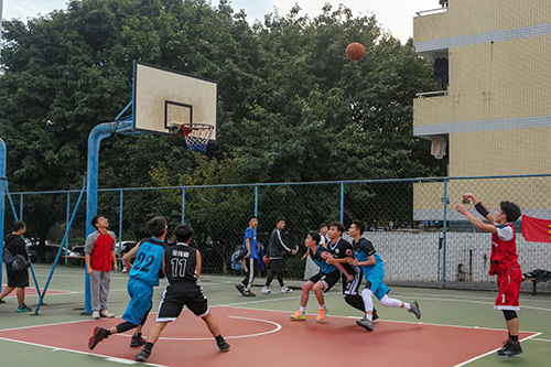 大三球员罚球  图/张可 吴永妃摄