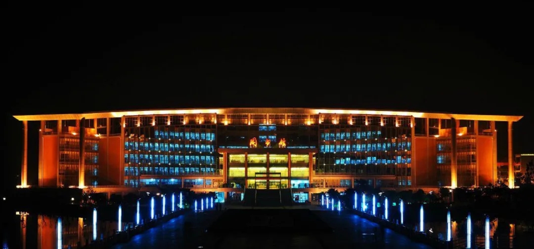 对于"新闻学 法学"复合型人才项目与"主新辅法"的区别,新闻传播学院